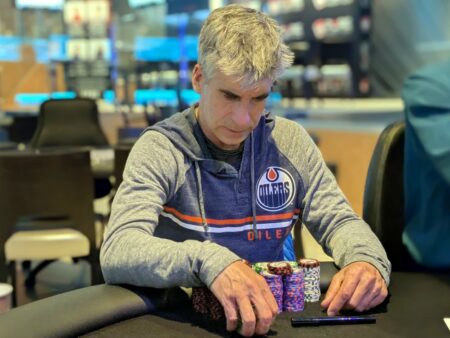 Brett Worton Bags a Monster Stack in Day 1a of the Main